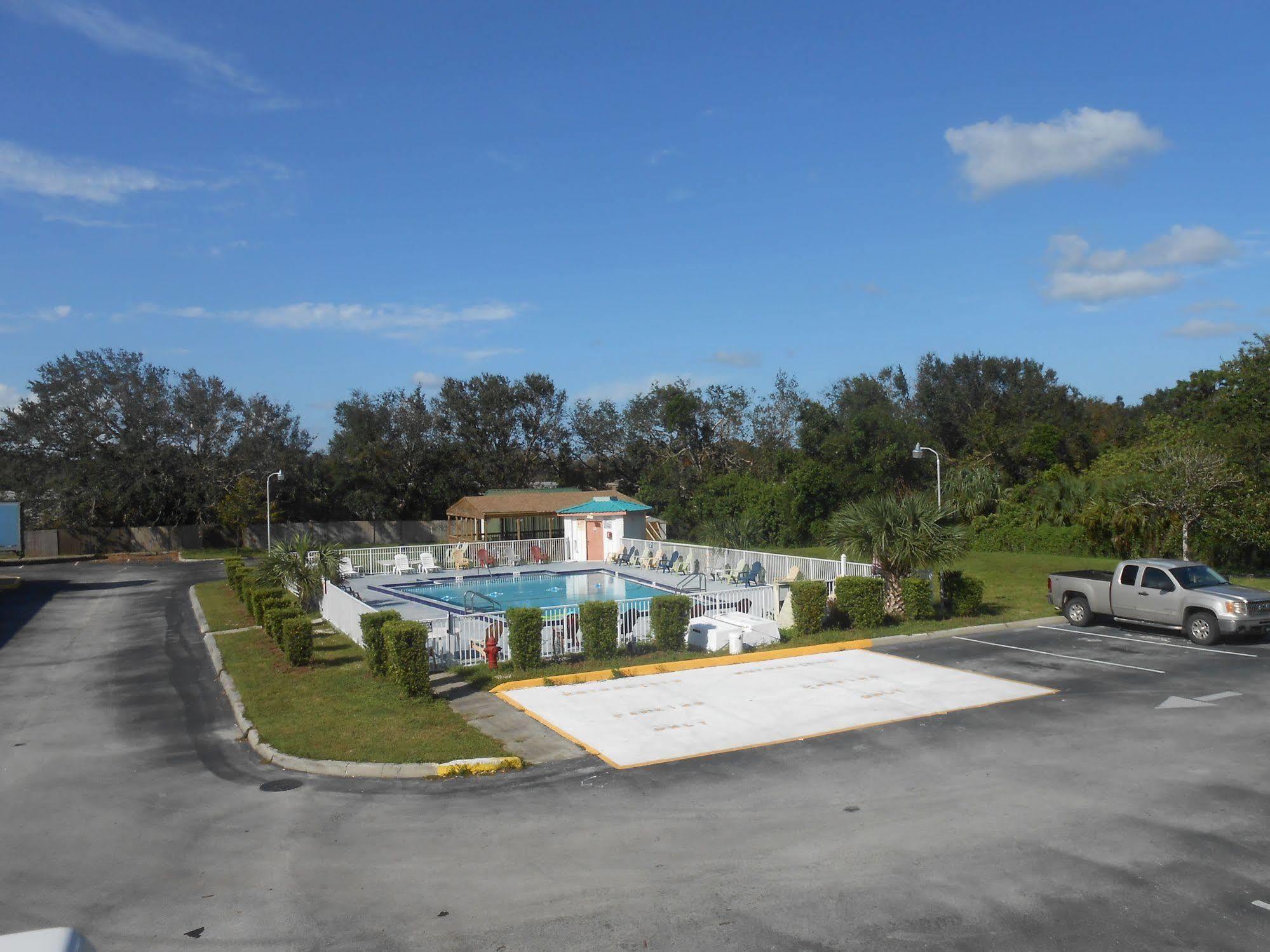 Executive Garden Titusville Hotel מראה חיצוני תמונה