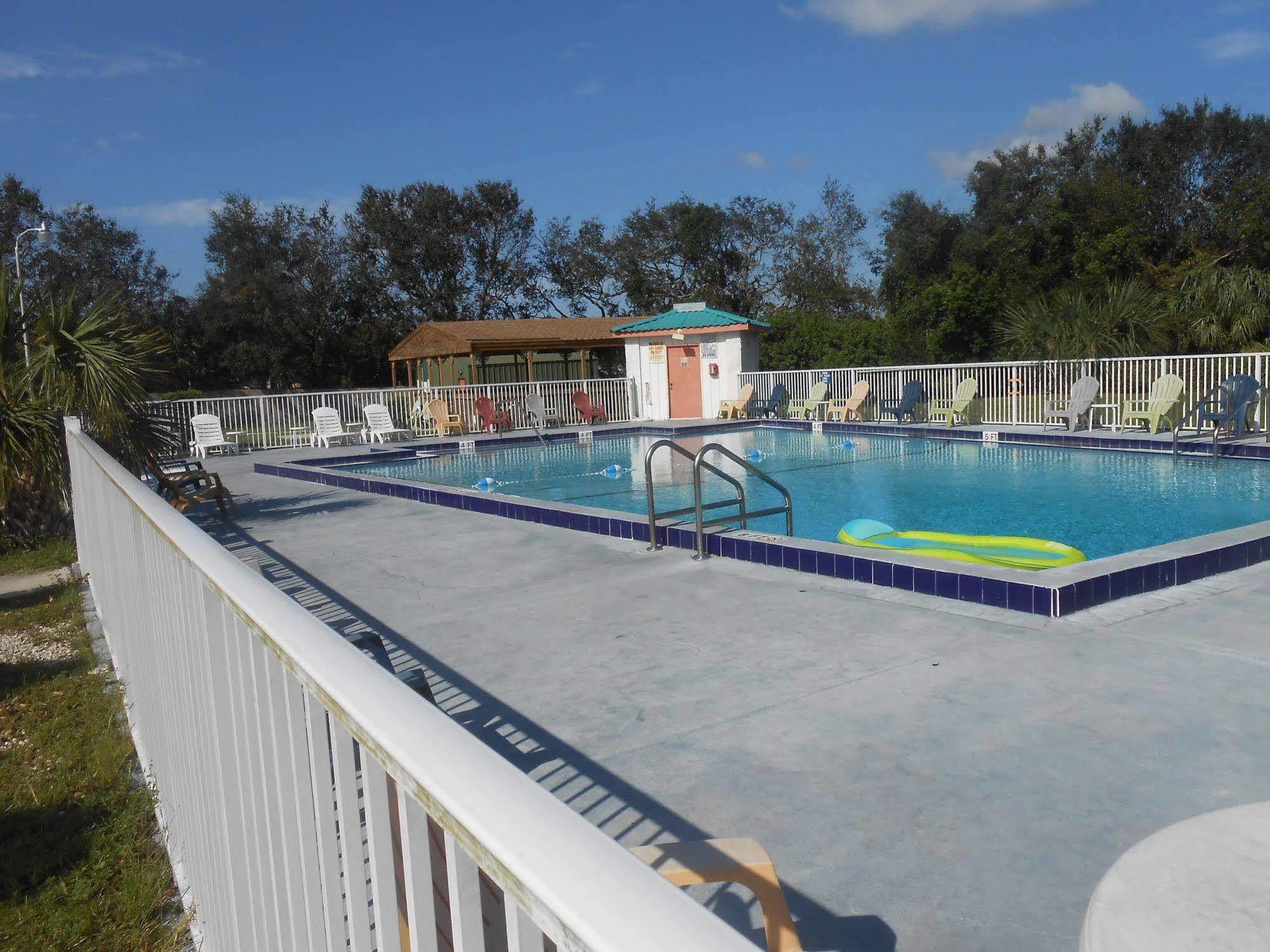 Executive Garden Titusville Hotel מראה חיצוני תמונה
