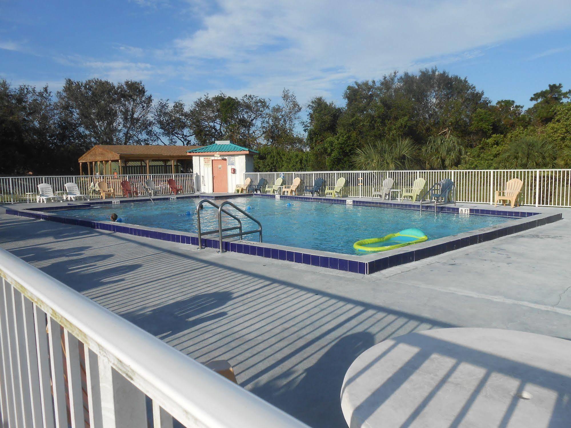 Executive Garden Titusville Hotel מראה חיצוני תמונה